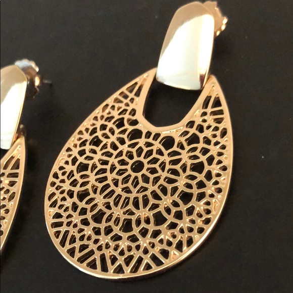 GOLDTONE MODERN DESIGN DANGLING EARRINGS - Picture 4 of 11